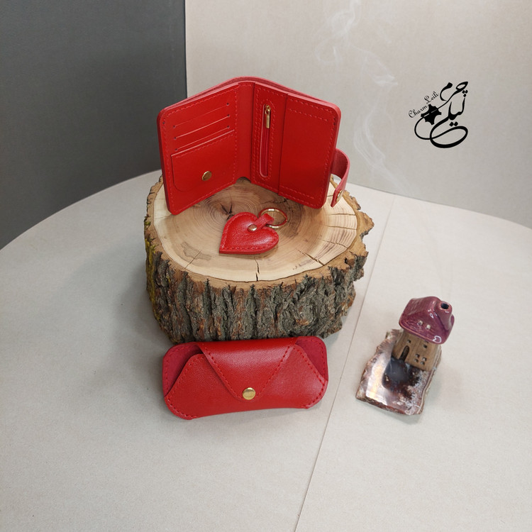 کیف پول قرمز